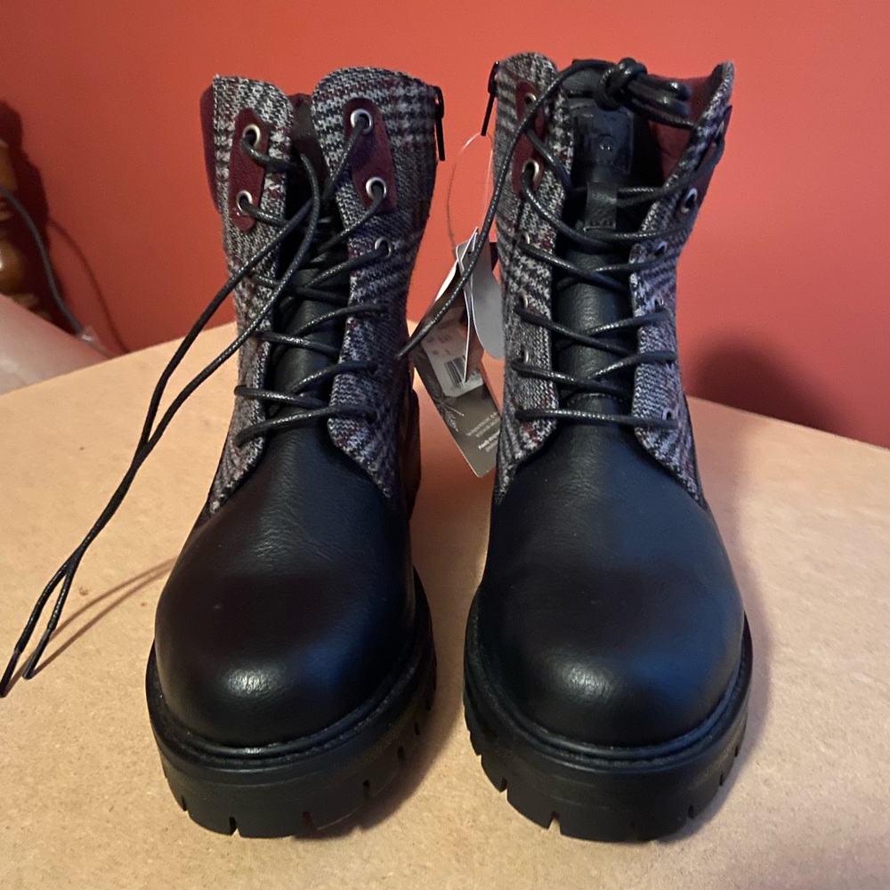 Muk luks plaid boots womens 8 brand new